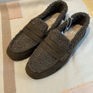 NYT GAP Sherpa and Suede Women’s Loafers flats size 6